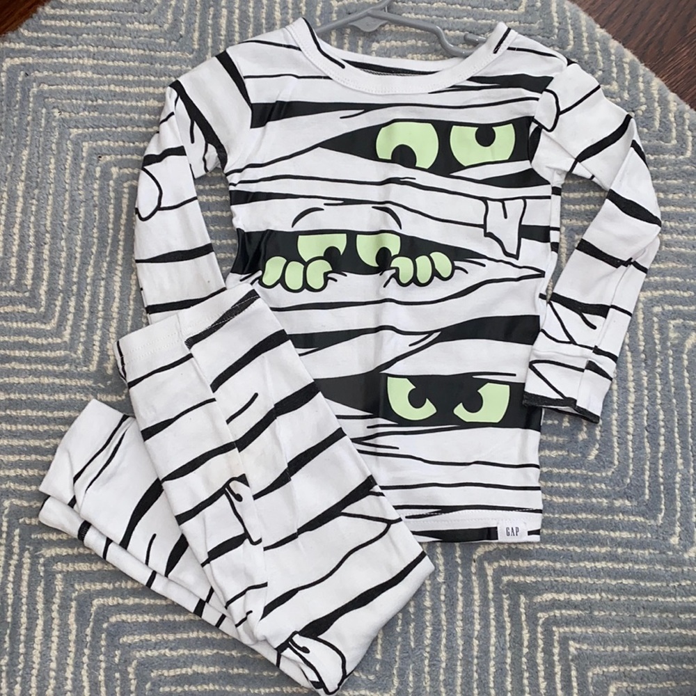 Gap Toddler Halloween Glow in the Dark Pajamas Size 2T